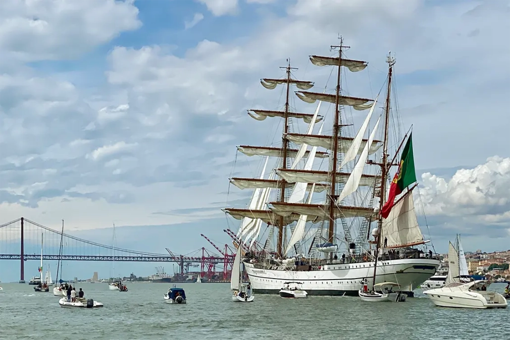 NRP Sagres sailing in Tagus River